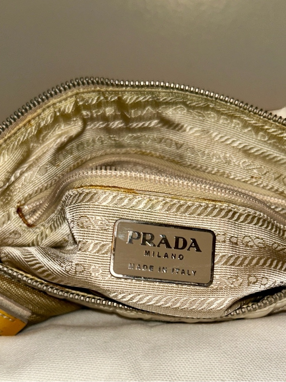 Authentic Vintage Prada Nylon tessuto Enamel Beige Shoulder Bag. Homemade Twilly - Picture 14 of 14